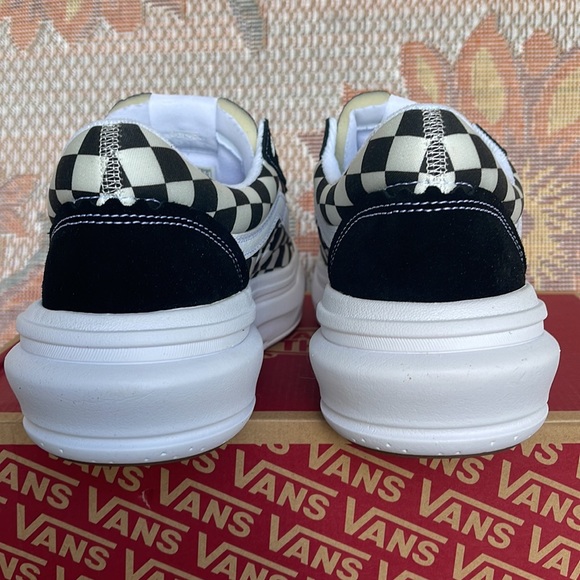 Vans Men’s Old Skool Over
Checkerboard Black/Checker
VN0A7Q5E95Y
Sneakers - Picture 9 of 16